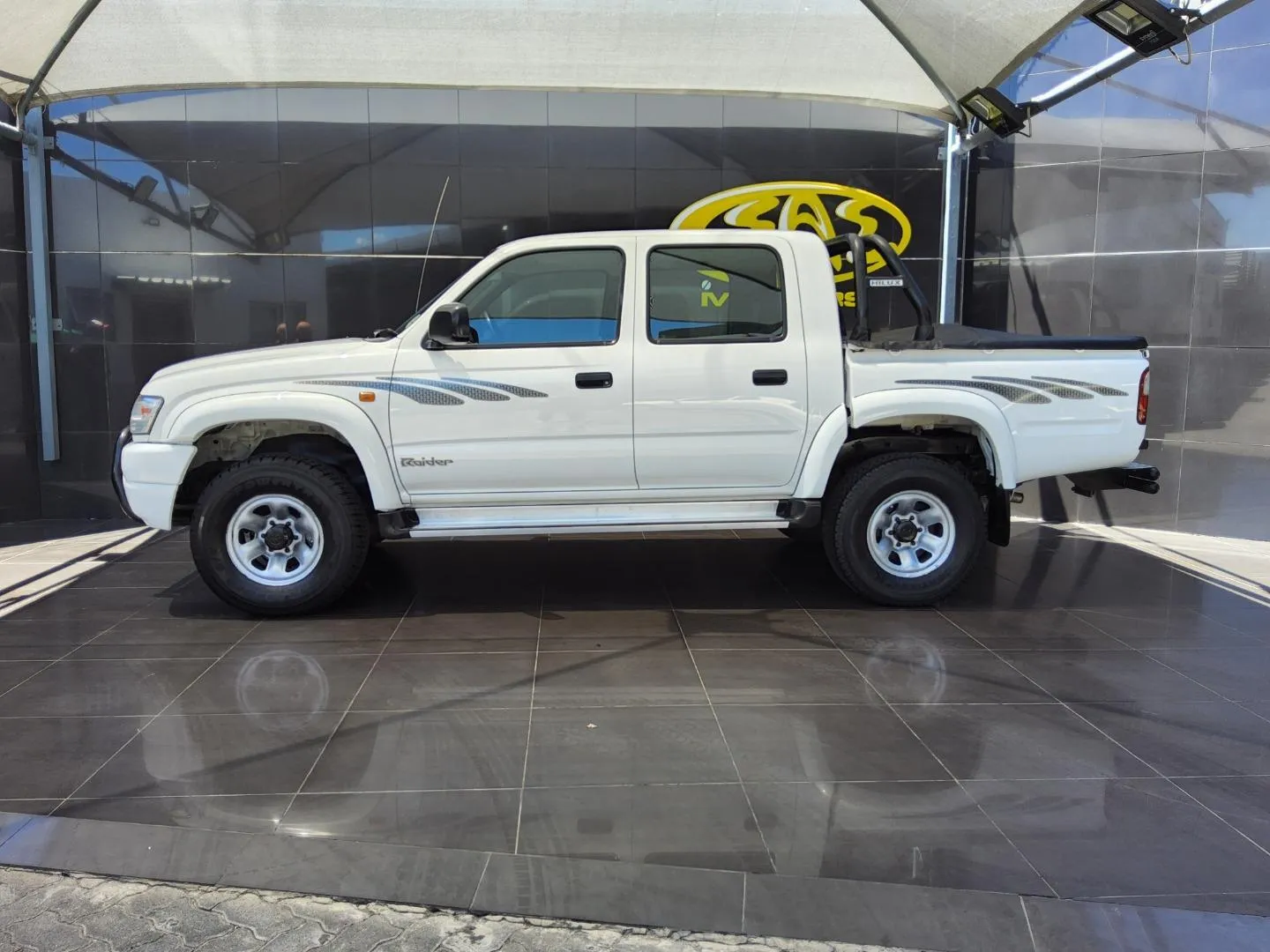 2002 Toyota Hilux 2700i Raider, photo 3 of 8