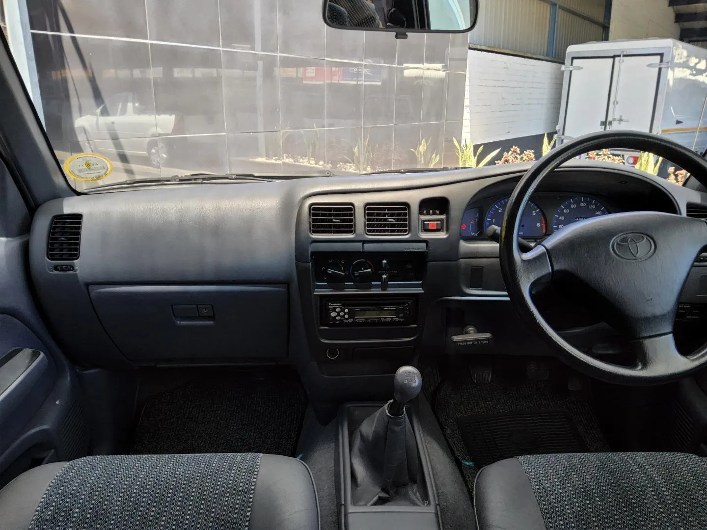 2002 Toyota Hilux 2700i Raider, photo 8 of 8