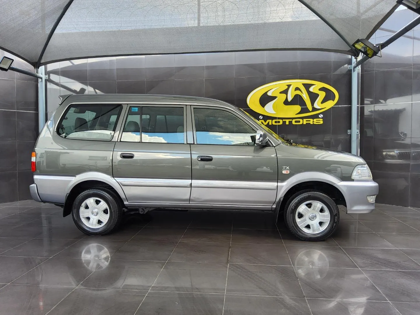 2004 Toyota Condor 2400i TX, photo 2 of 7