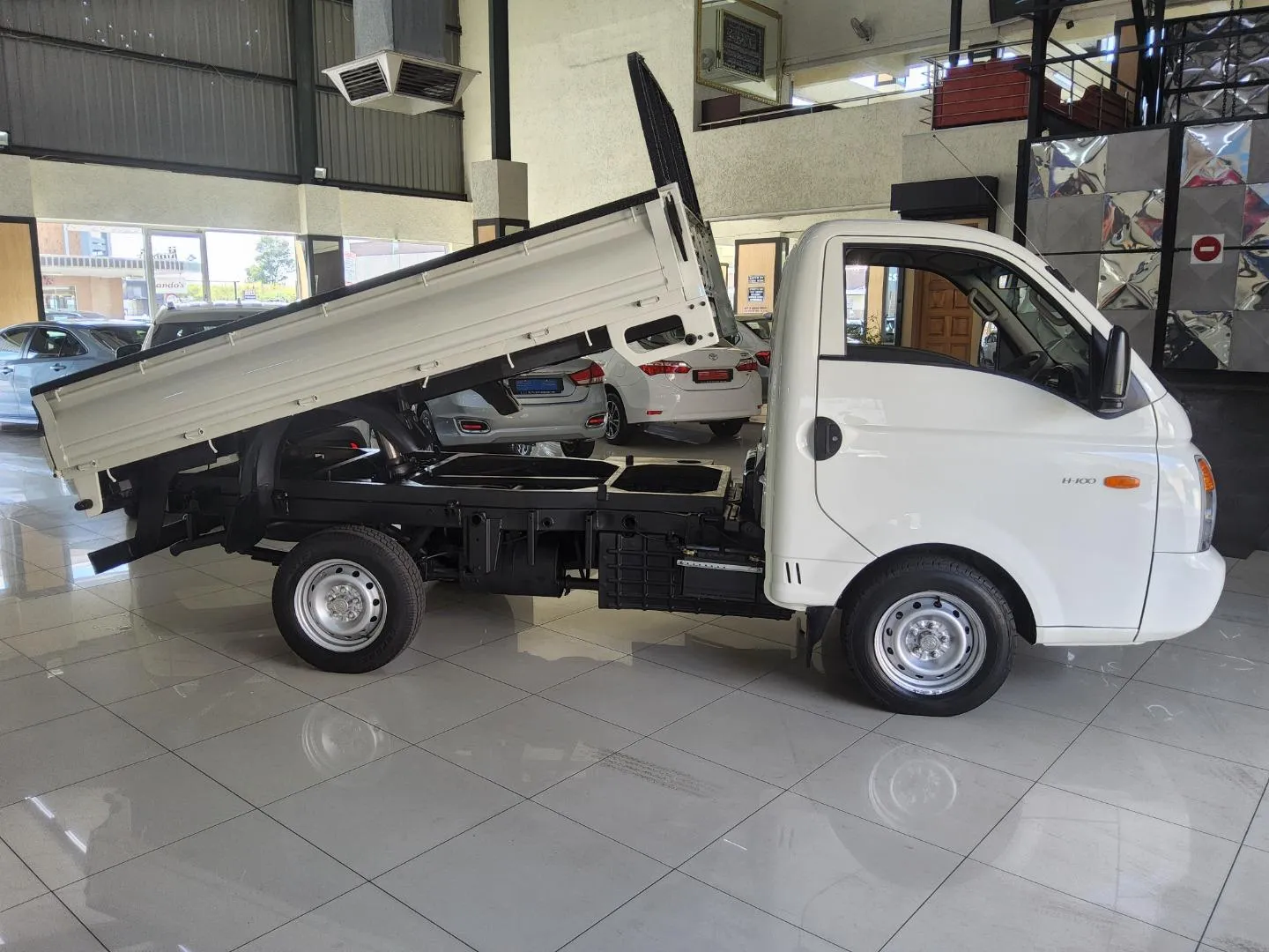 2008 Hyundai H-100 Bakkie 2.6D Tipper, photo 5 of 7