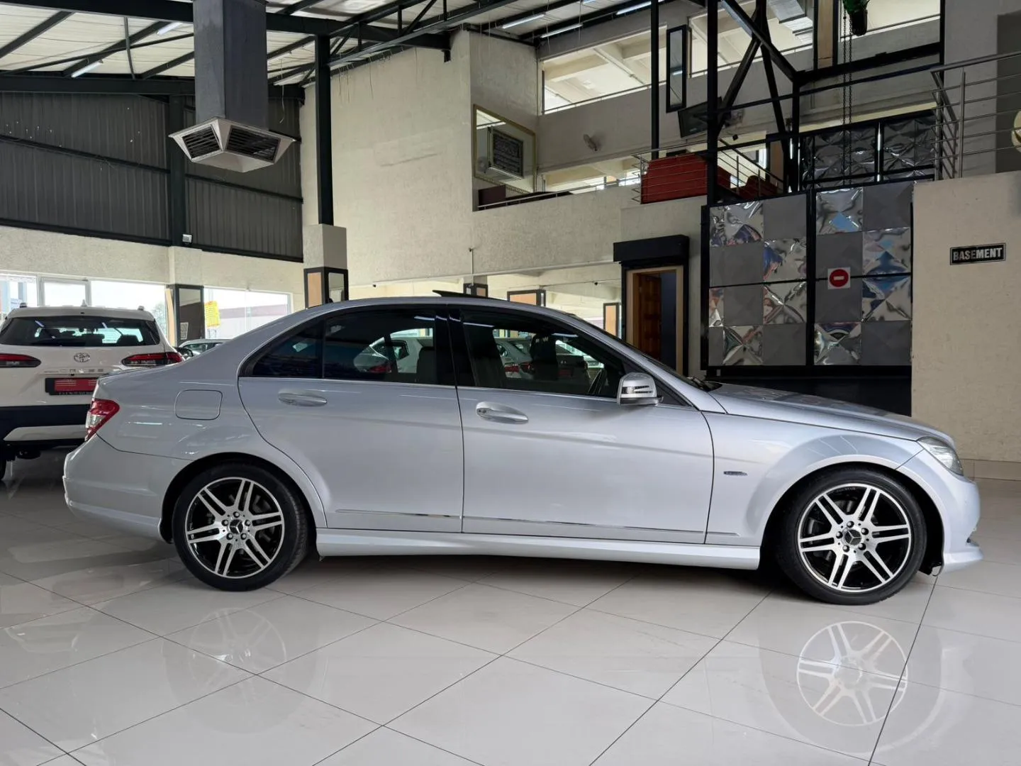 2011 Mercedes-Benz C-Class C200CGI Avantgarde Auto, photo 4 of 18