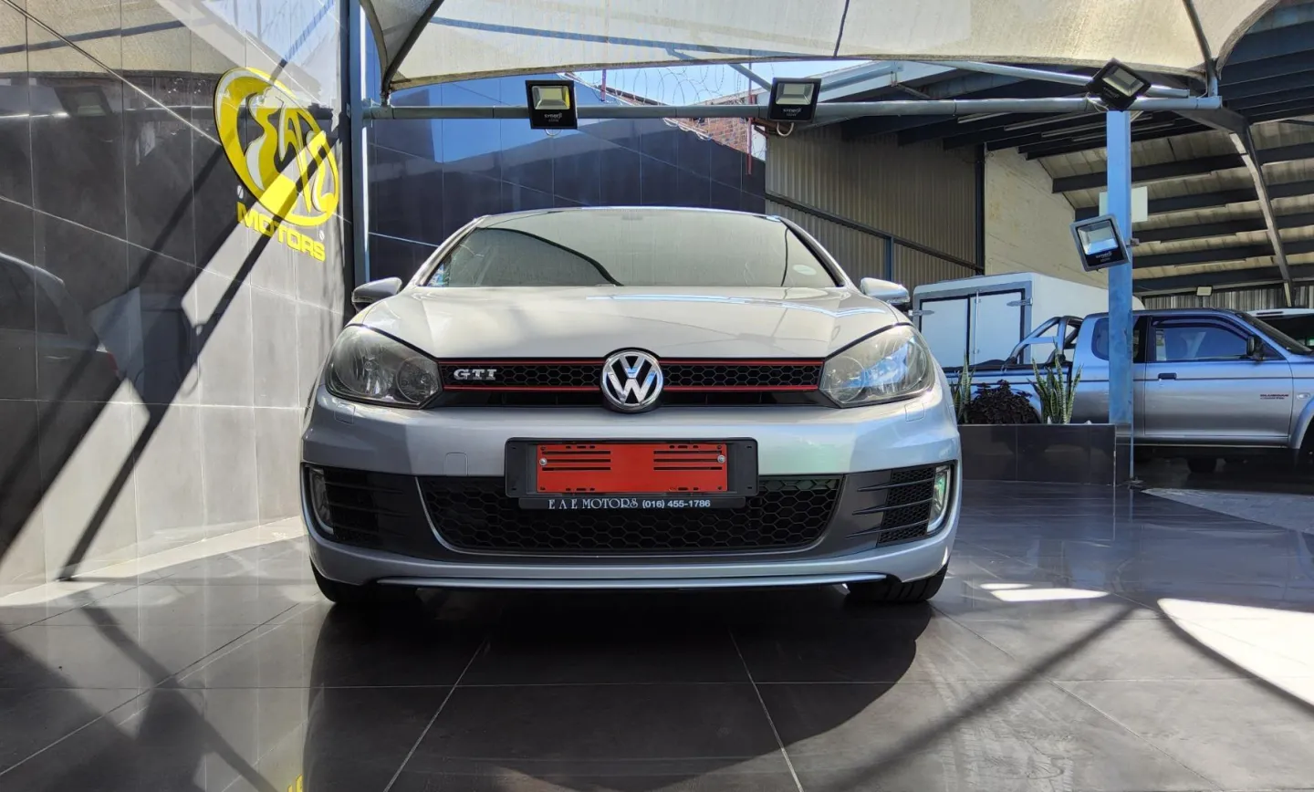 2011 Volkswagen Golf GTI Auto, photo 4 of 11