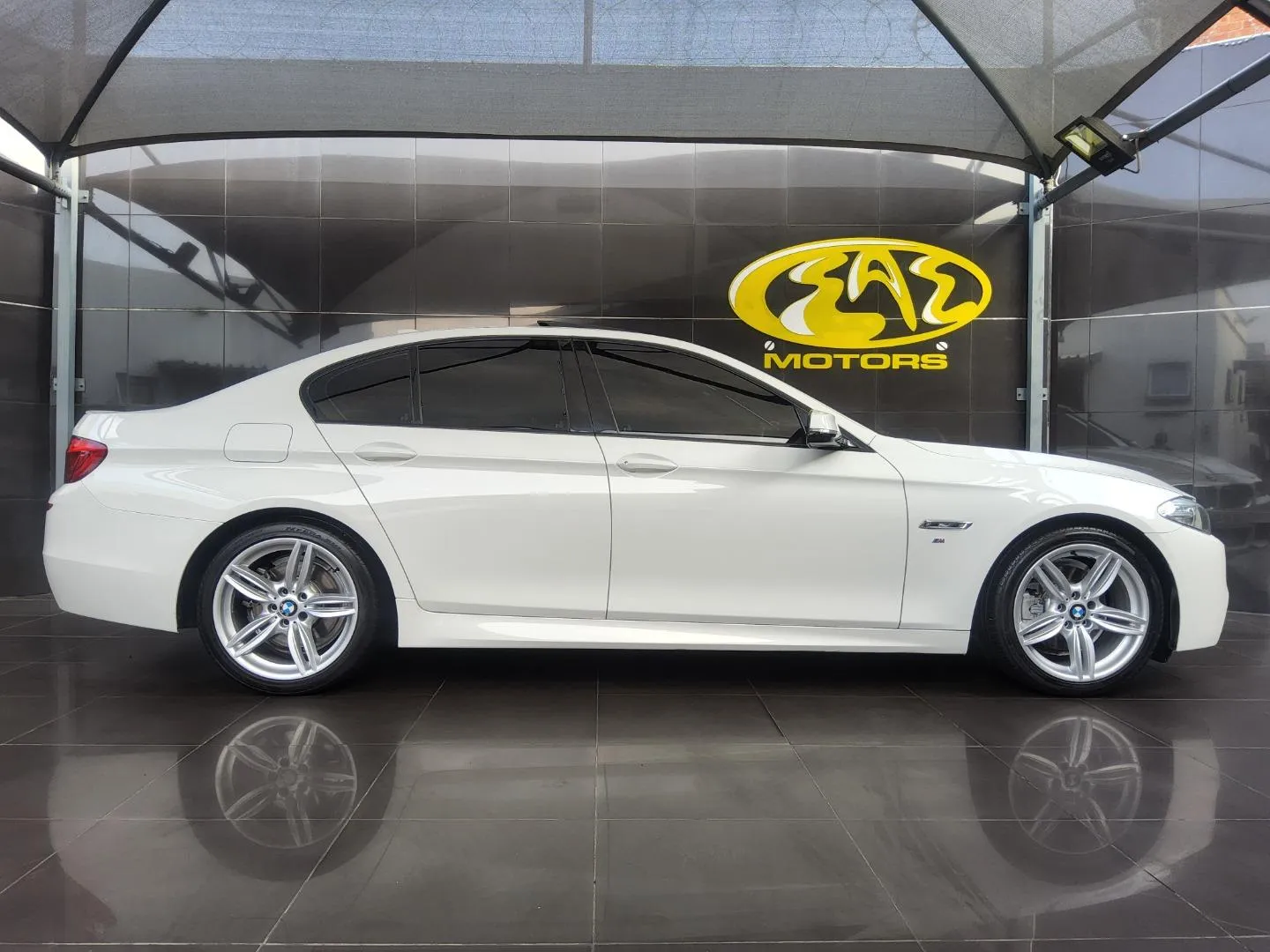 2013 BMW 5 Series 520d, photo 2 of 7