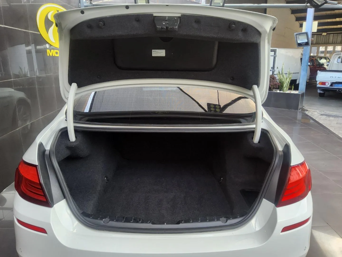 2013 BMW 5 Series 520d, photo 5 of 7