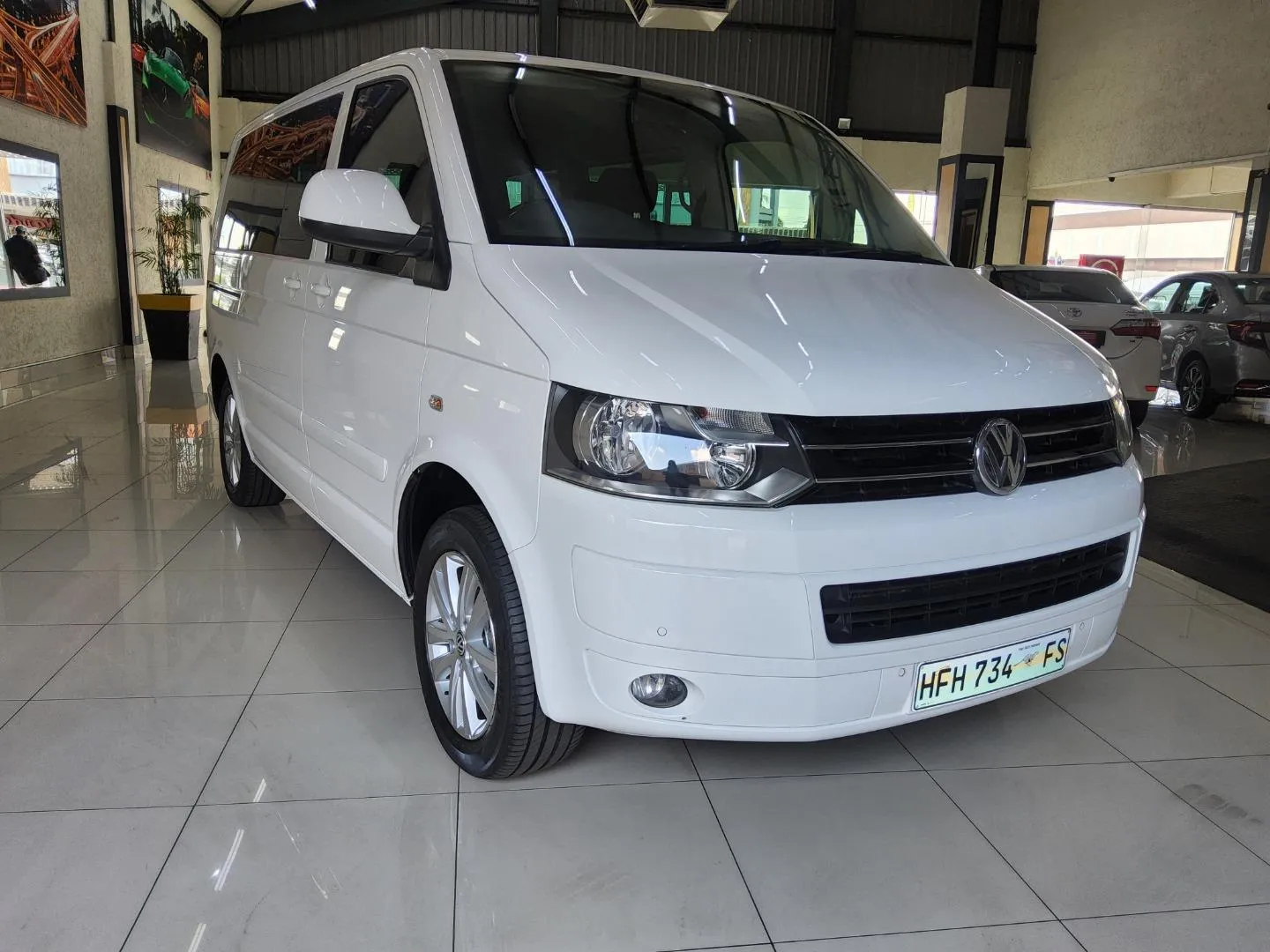 2013 Volkswagen Caravelle 2.0BiTDI Auto, photo 1 of 7