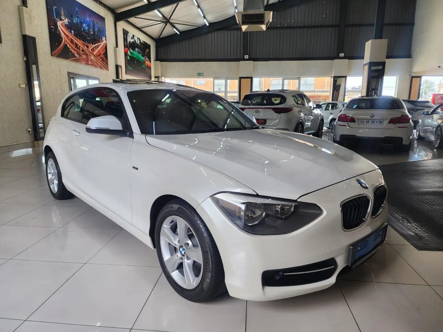 2014 BMW 1 Series 118i 5-Door Auto, photo 1 of 9