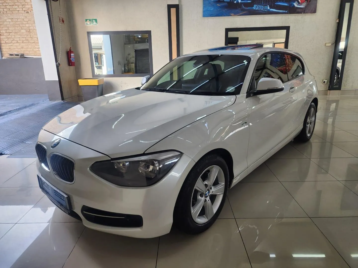 2014 BMW 1 Series 118i 5-Door Auto, photo 2 of 9