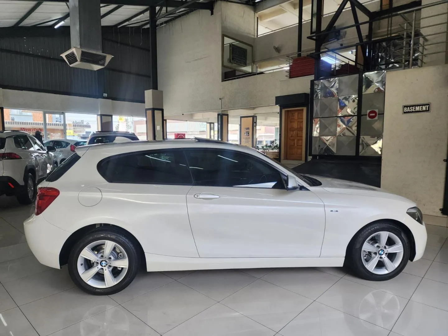 2014 BMW 1 Series 118i 5-Door Auto, photo 3 of 9