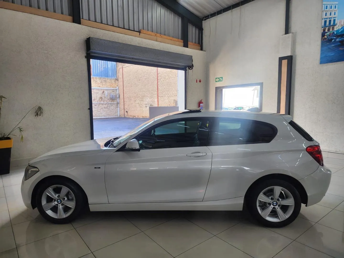 2014 BMW 1 Series 118i 5-Door Auto, photo 4 of 9