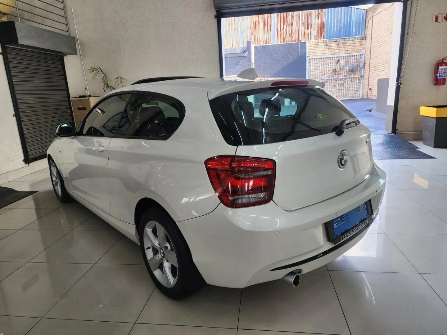 2014 BMW 1 Series 118i 5-Door Auto, photo 6 of 9