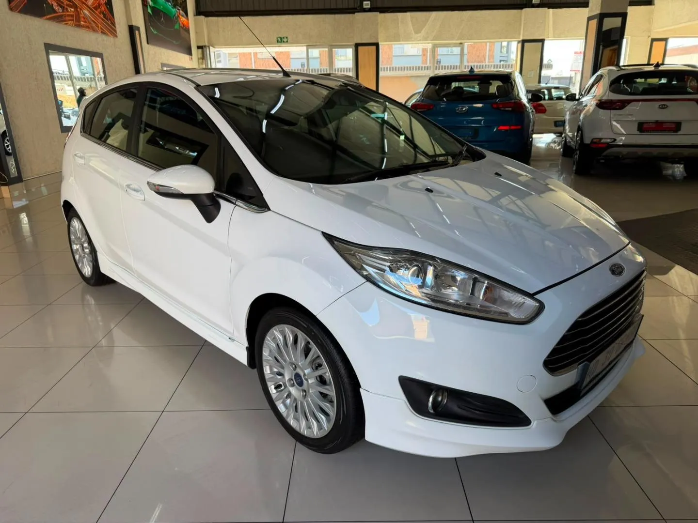 2017 Ford Fiesta 5-Door 1.0T Ambiente, photo 1 of 18