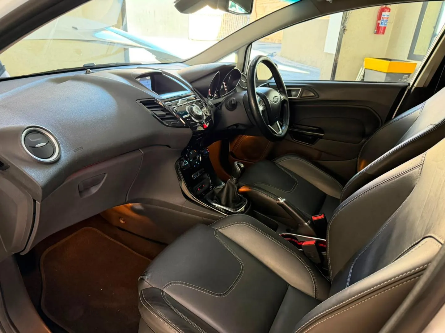 2017 Ford Fiesta 5-Door 1.0T Ambiente, photo 9 of 18
