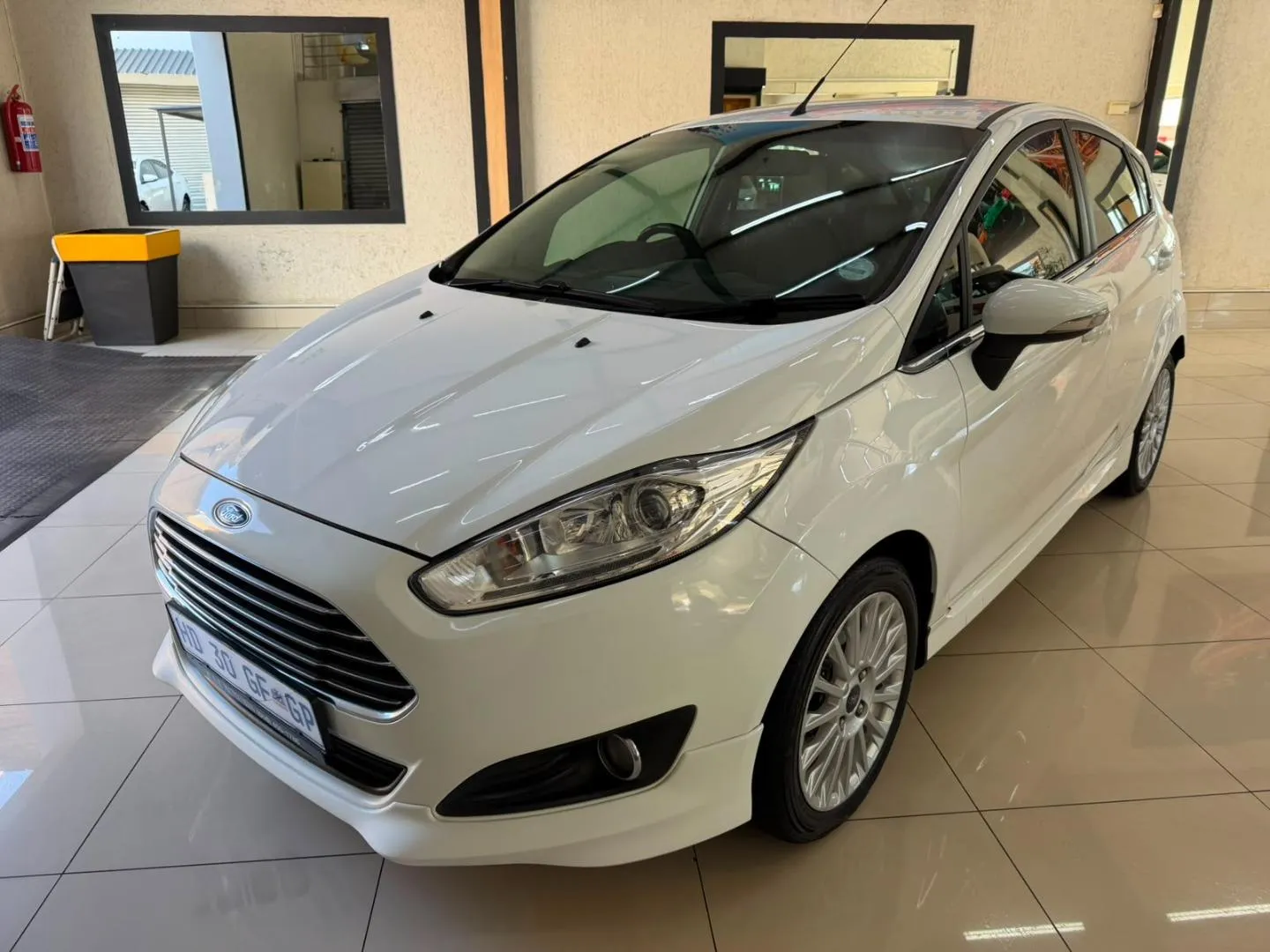 2017 Ford Fiesta 5-Door 1.0T Ambiente, photo 2 of 18