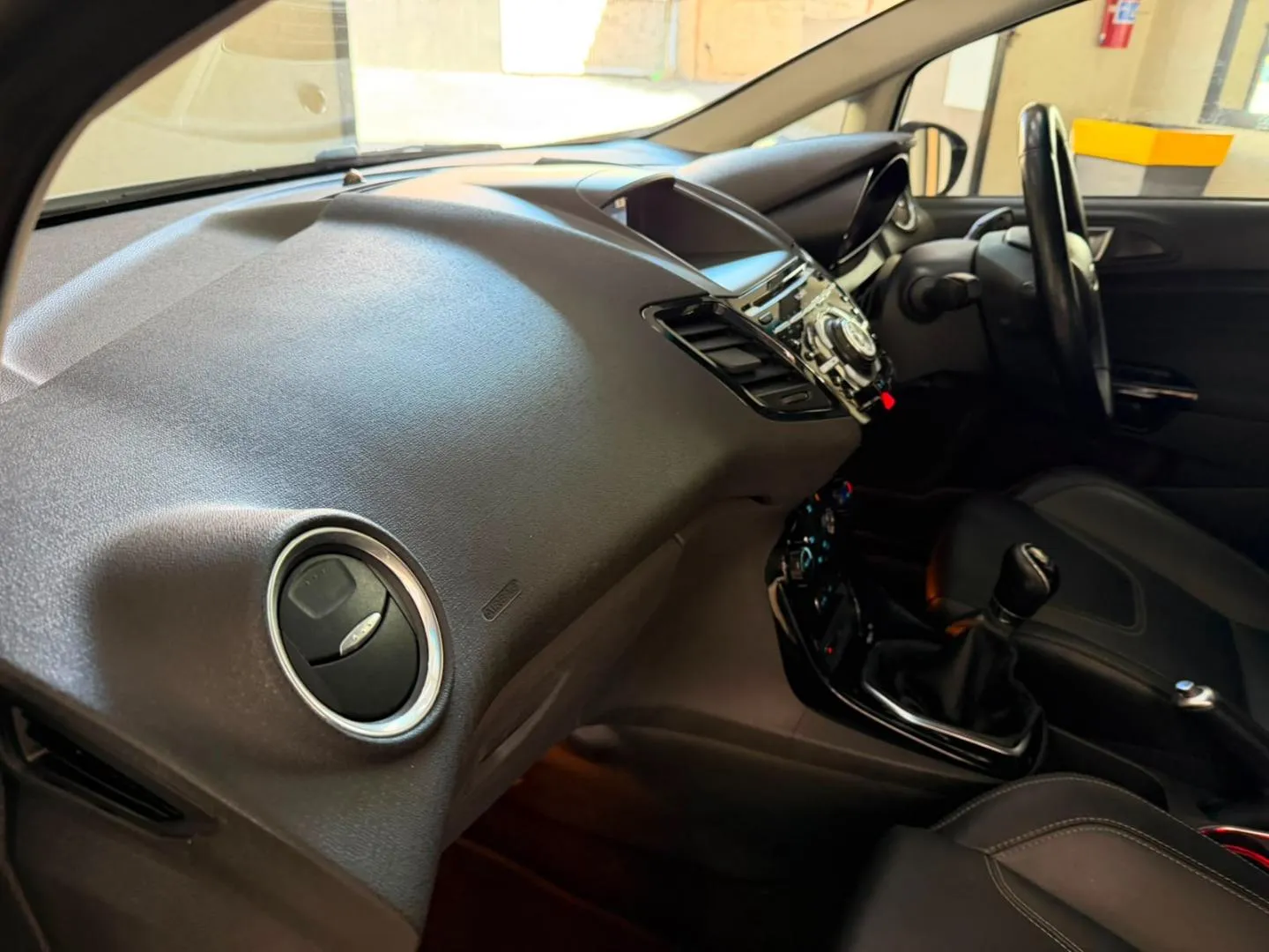 2017 Ford Fiesta 5-Door 1.0T Ambiente, photo 10 of 18