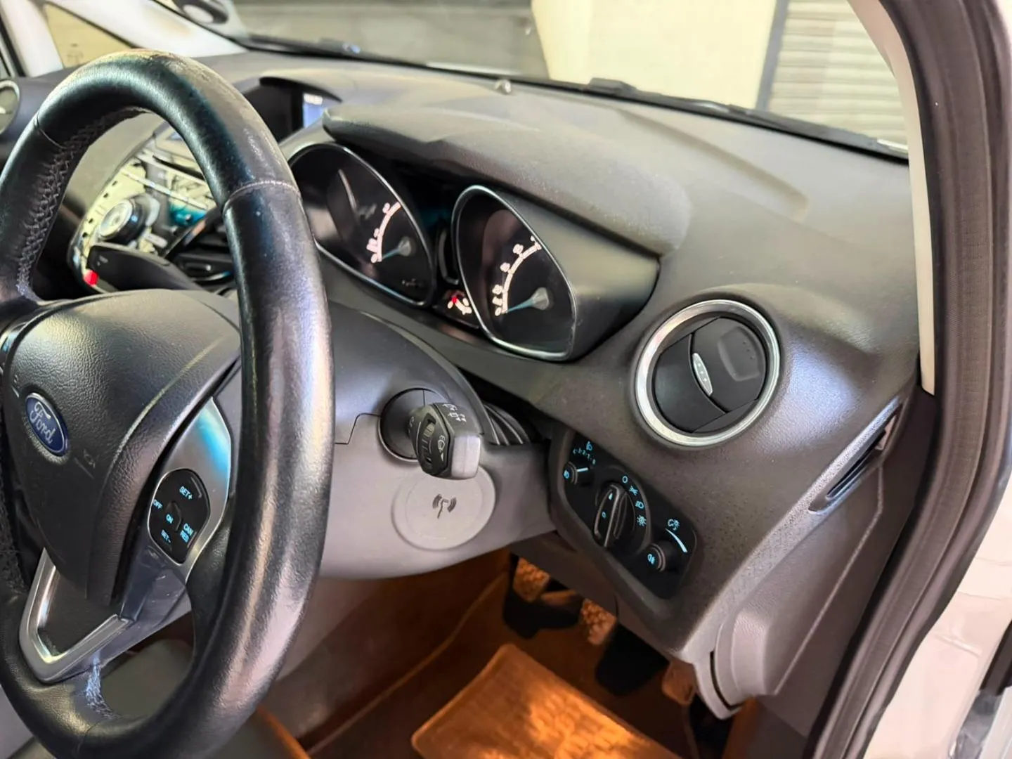 2017 Ford Fiesta 5-Door 1.0T Ambiente, photo 11 of 18