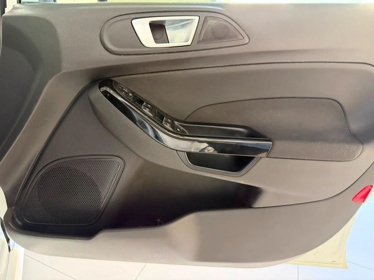 2017 Ford Fiesta 5-Door 1.0T Ambiente, photo 12 of 18