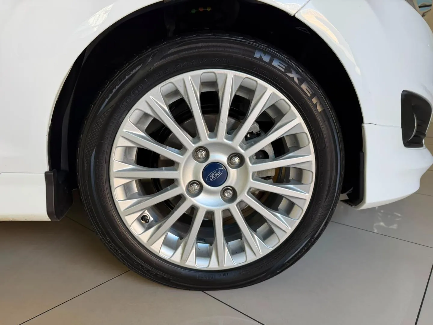 2017 Ford Fiesta 5-Door 1.0T Ambiente, photo 13 of 18