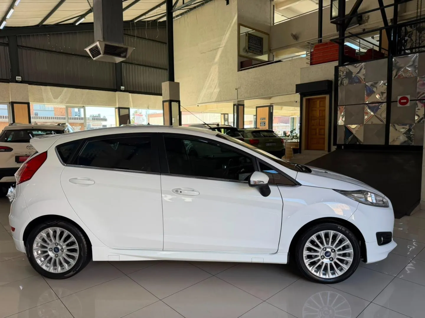 2017 Ford Fiesta 5-Door 1.0T Ambiente, photo 3 of 18