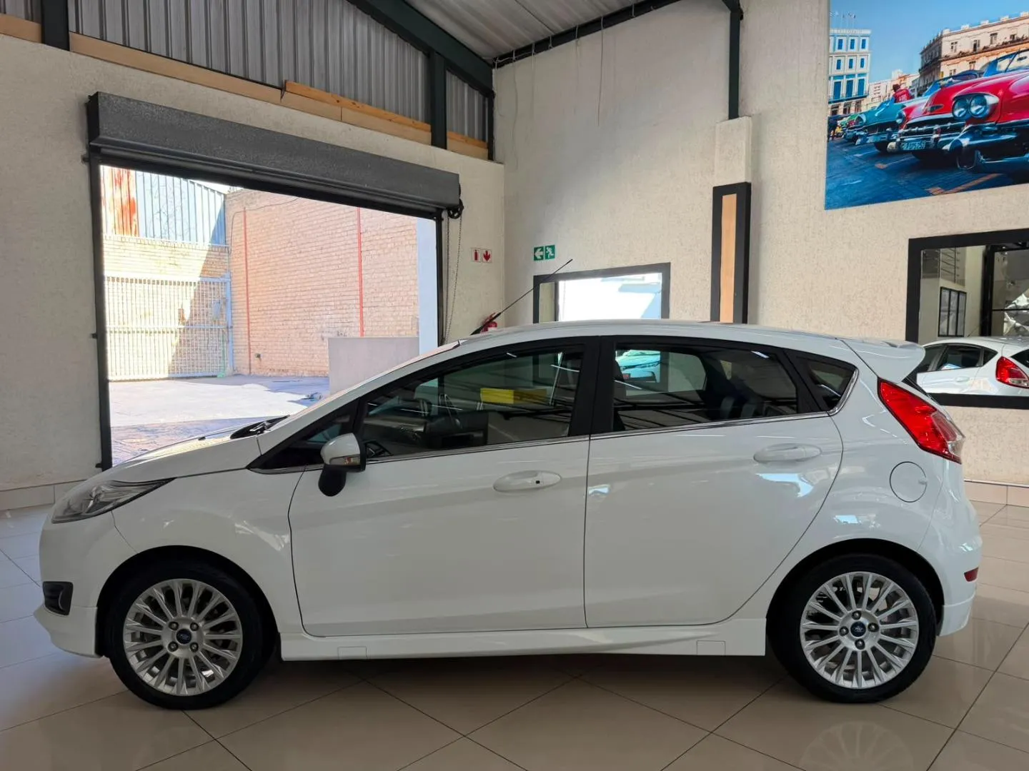 2017 Ford Fiesta 5-Door 1.0T Ambiente, photo 4 of 18