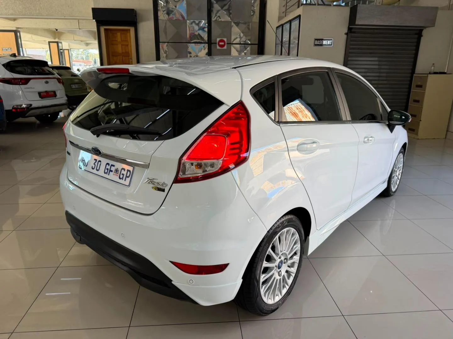 2017 Ford Fiesta 5-Door 1.0T Ambiente, photo 6 of 18