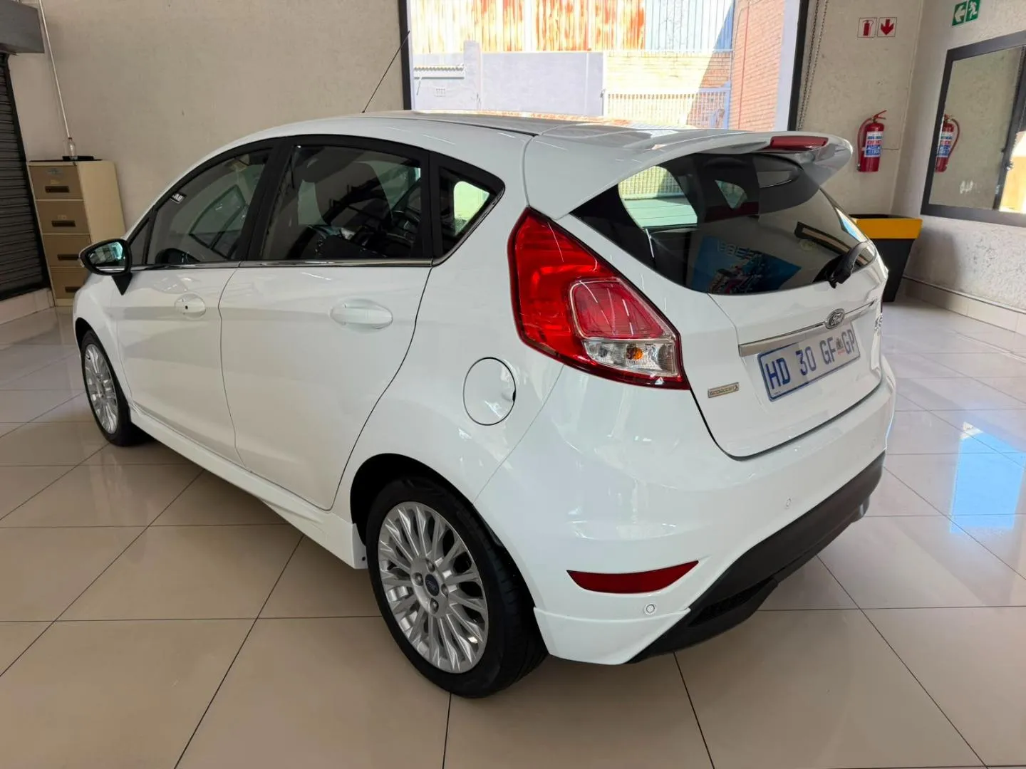 2017 Ford Fiesta 5-Door 1.0T Ambiente, photo 7 of 18