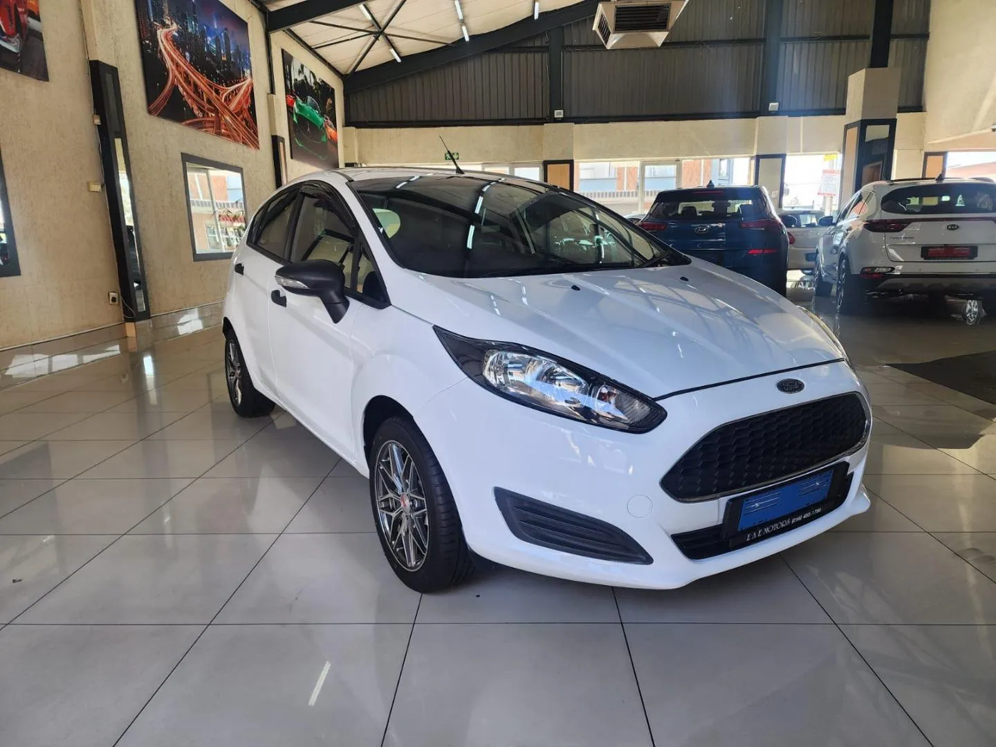 2017 Ford Fiesta 5-door 1.4 Ambiente, photo 1 of 13