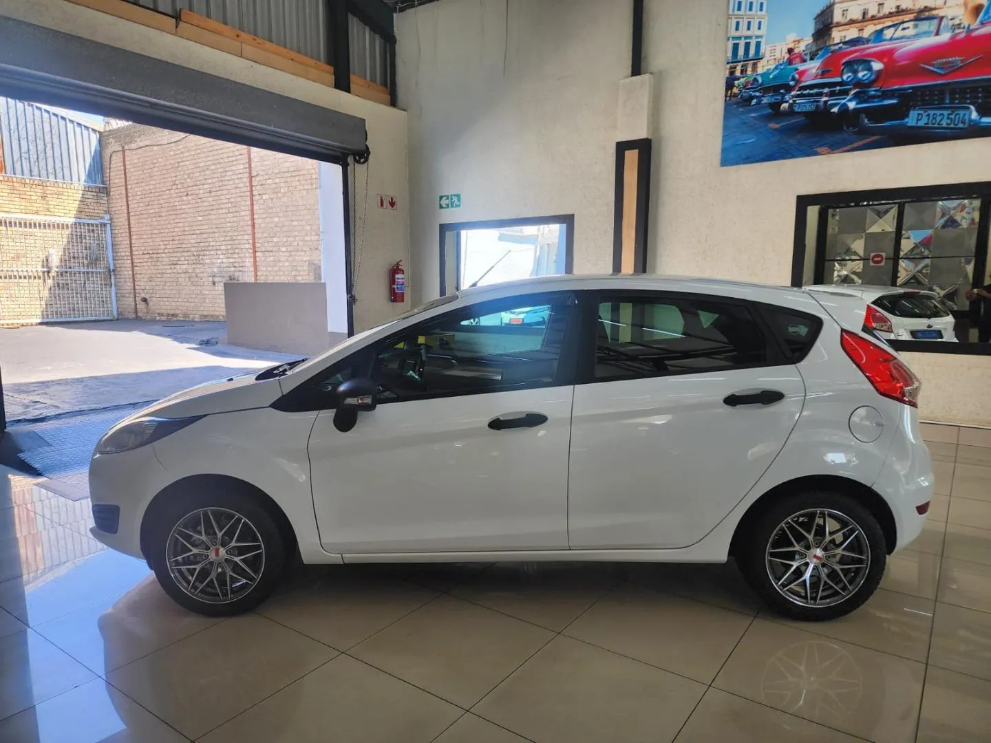 2017 Ford Fiesta 5-door 1.4 Ambiente, photo 4 of 13