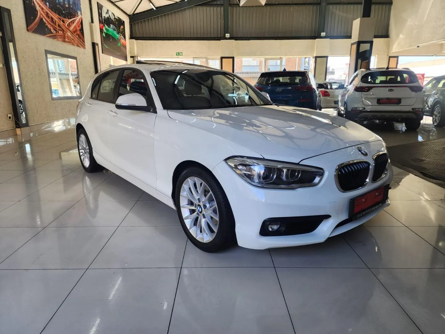 2018 BMW 1 Series 118i 5-Door Auto, photo 1 of 12