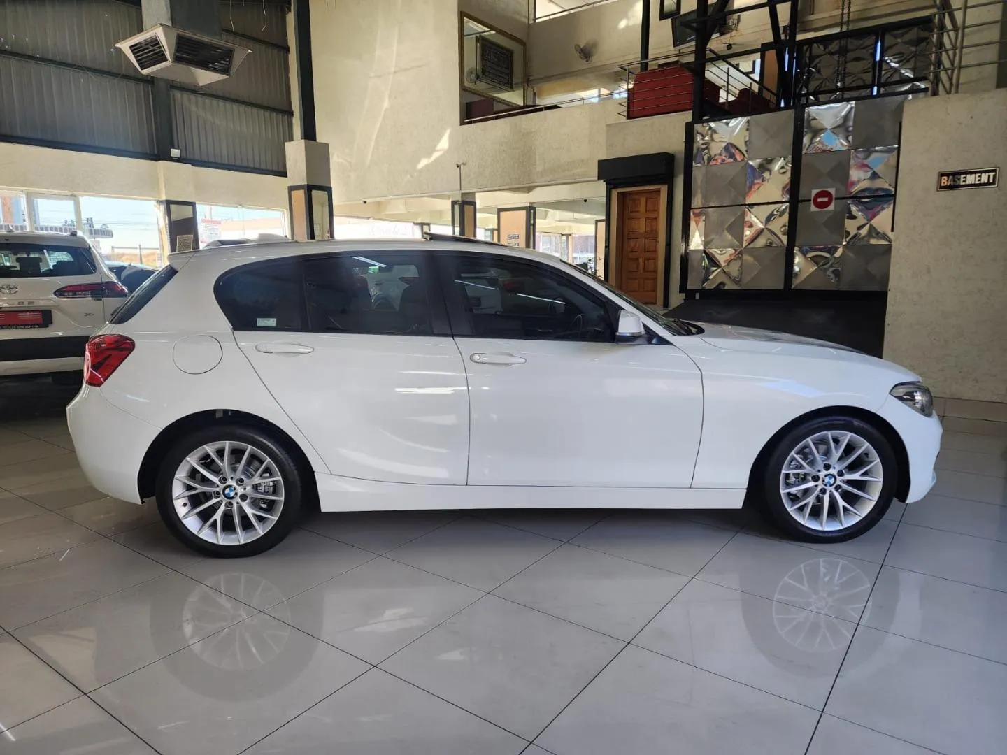 2018 BMW 1 Series 118i 5-Door Auto, photo 4 of 12