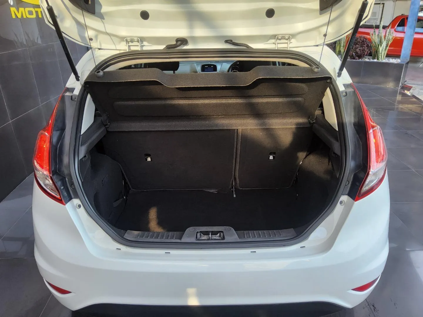 2018 Ford Fiesta 5-Door 1.0T Trend, photo 5 of 7
