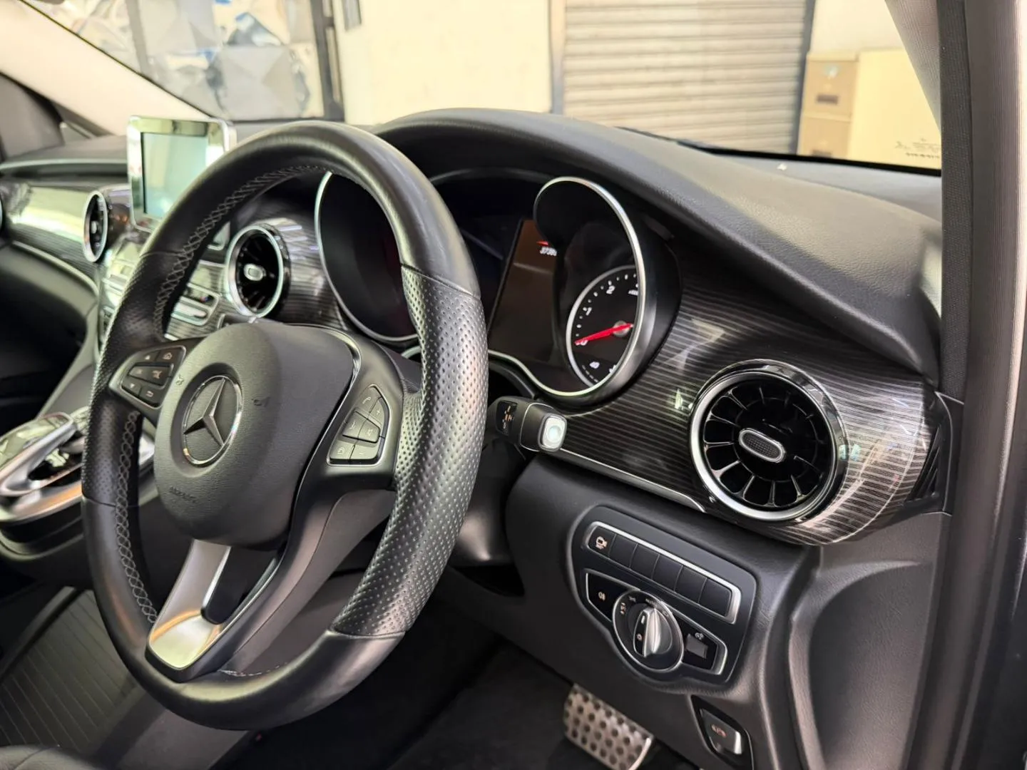 2019 Mercedes-Benz V-Class V250d AMG Line, photo 11 of 12