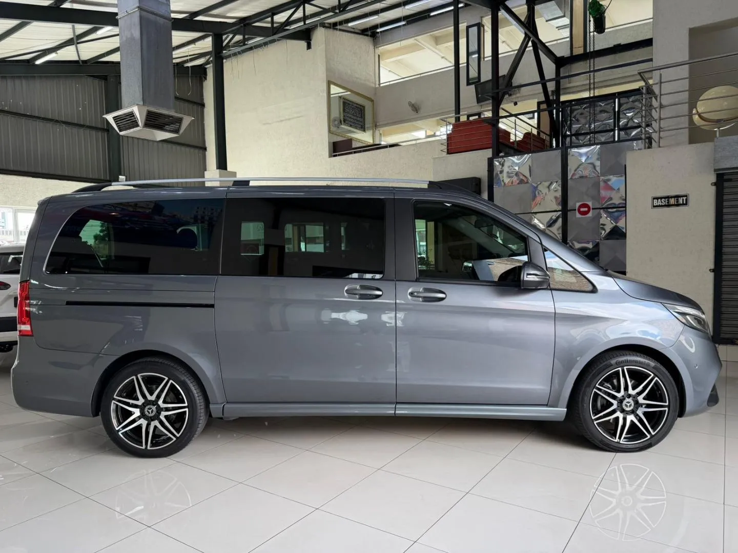 2019 Mercedes-Benz V-Class V250d AMG Line, photo 3 of 3