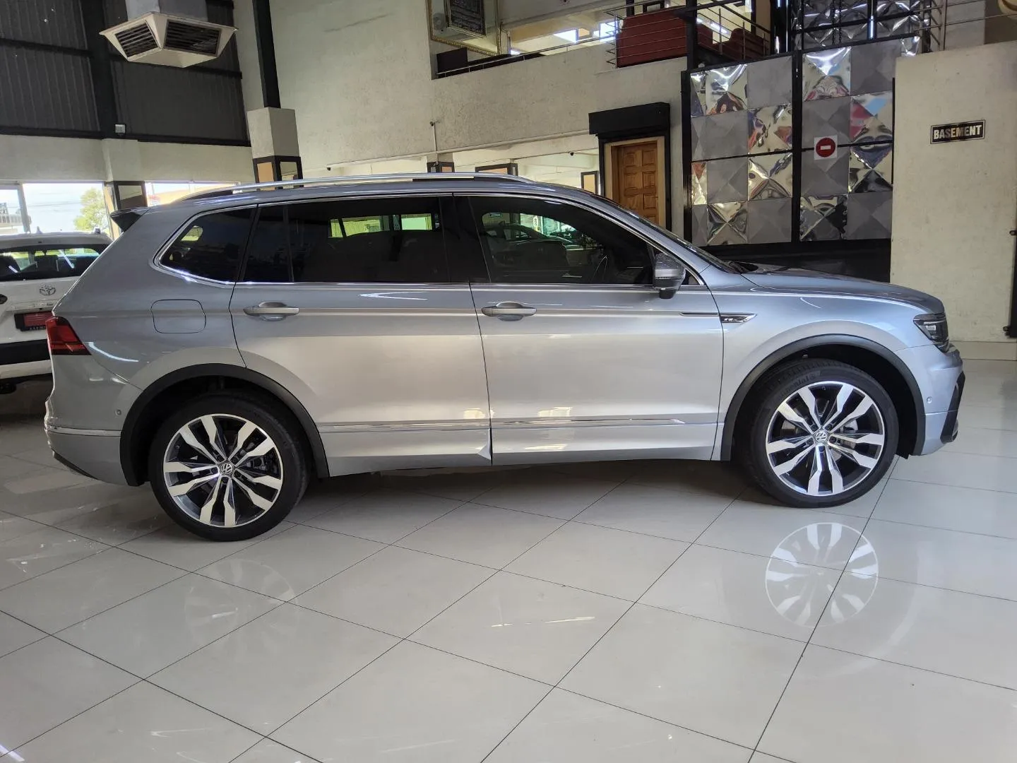2021 Volkswagen Tiguan Allspace 2.0TSI 4Motion Highline R-Line, photo 3 of 7