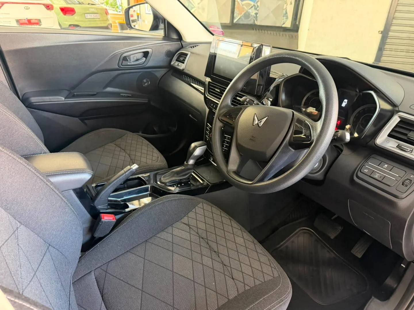 2025 Mahindra XUV 3XO 1.2T MX2 Auto, photo 10 of 14
